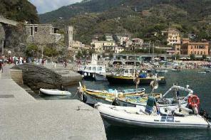 Xtrallusion photo gallery of Italy. Photos, pictures, images and photographs of the Italian Rivieras, the Italian Lakes, the Italian Alps, the Cinque Terre, the Amalfi coast and some of the most beautiful corners of Italy. Plus photos of Italian cities such as Pisa, Milan, Genoa and Rome.